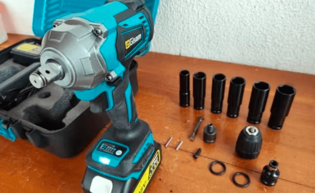 Gisam slagmoersleutel met batterijen, oplader en koffer