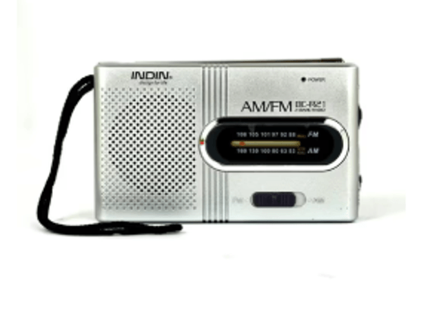 Draagbare mini noodradio AM / FM op batterijen zilverkleurig