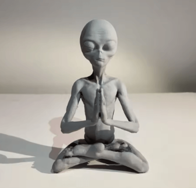 Realistisch Grey Alien beeldje mediterend (15cm)